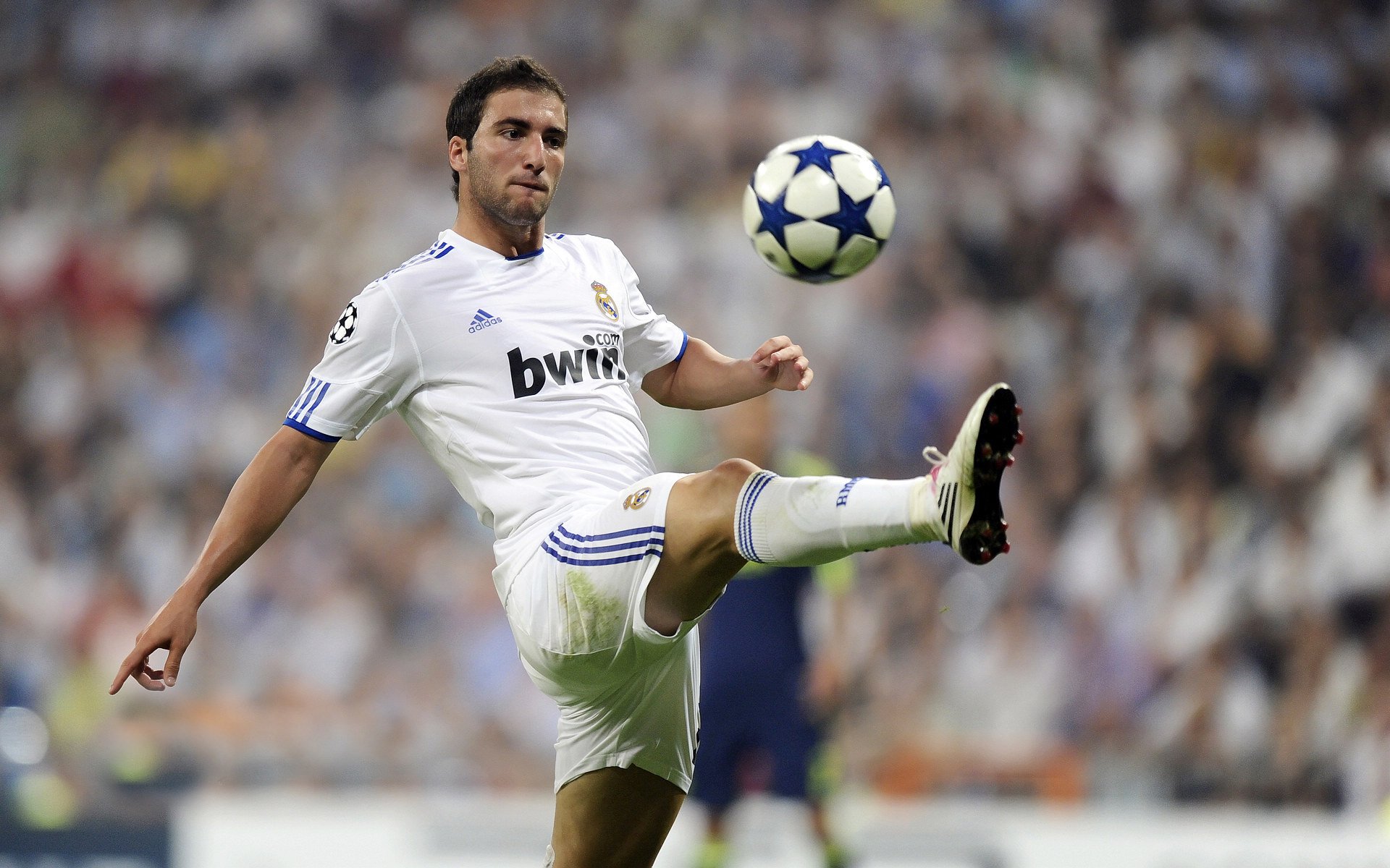 爱游戏官方-巴黎圣日耳曼在法甲继续领跑，豪华阵容难敌